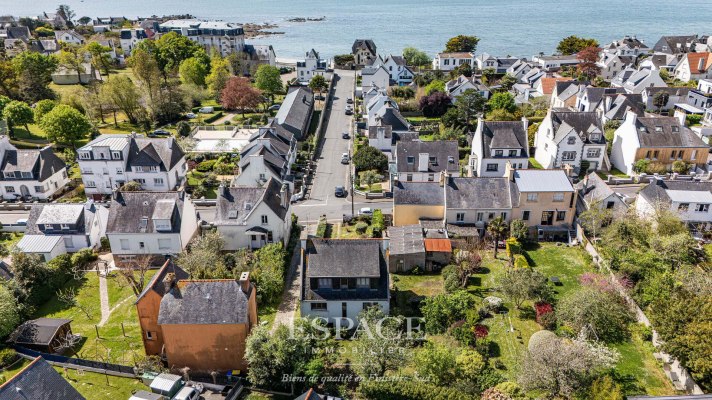 A vendre maison à fort potentiel près du bord de mer, quartier prisé de la Corniche à Concarneau