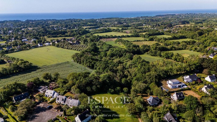 A vendre à Fouesnant : grand terrain de 2 600 m2 hors lotissement, entre verdure et littoral